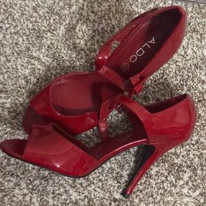 👠Red hot patent pleather heels! 👠